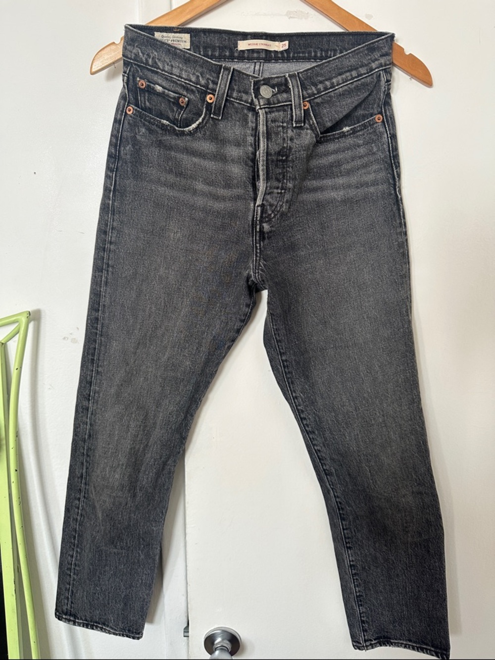 Levi's wedgie straight in Washed Black